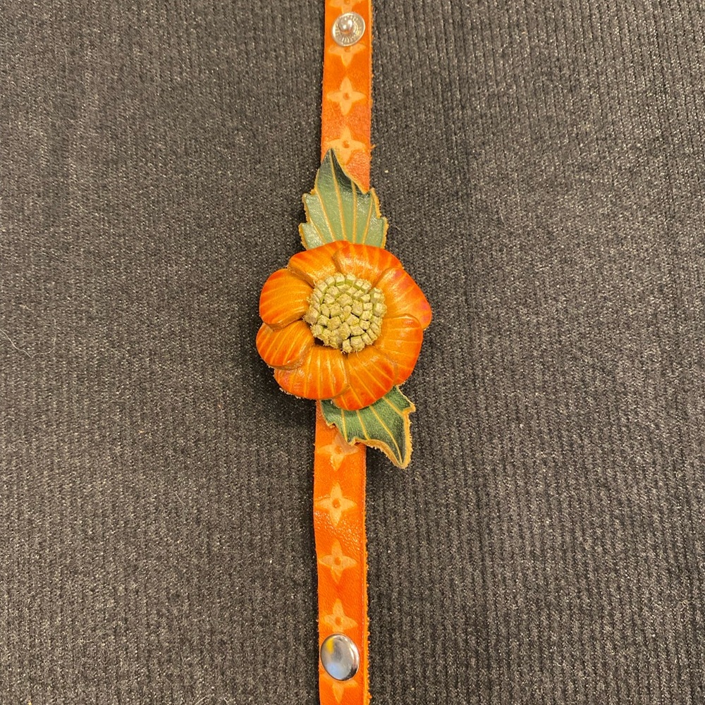 Leather bracelet with flower detail